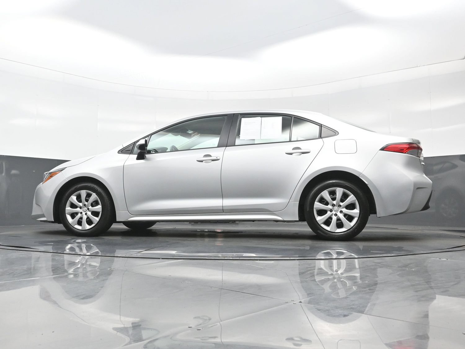 Used 2025 Toyota Corolla LE FWD image 27