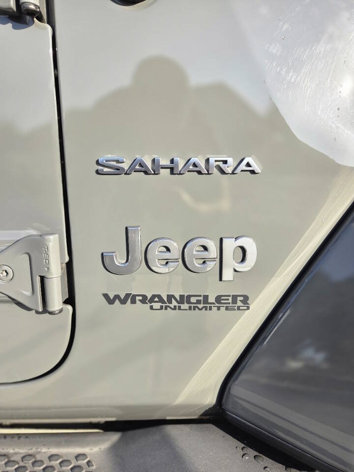 Used 2018 Jeep Wrangler Unlimited Sahara AWD/4WD image 8