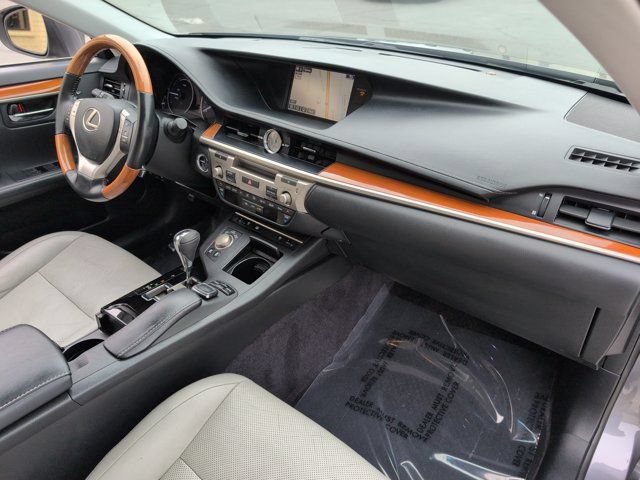 Used 2015 Lexus ES 300h w/ Navigation System Package FWD image 34