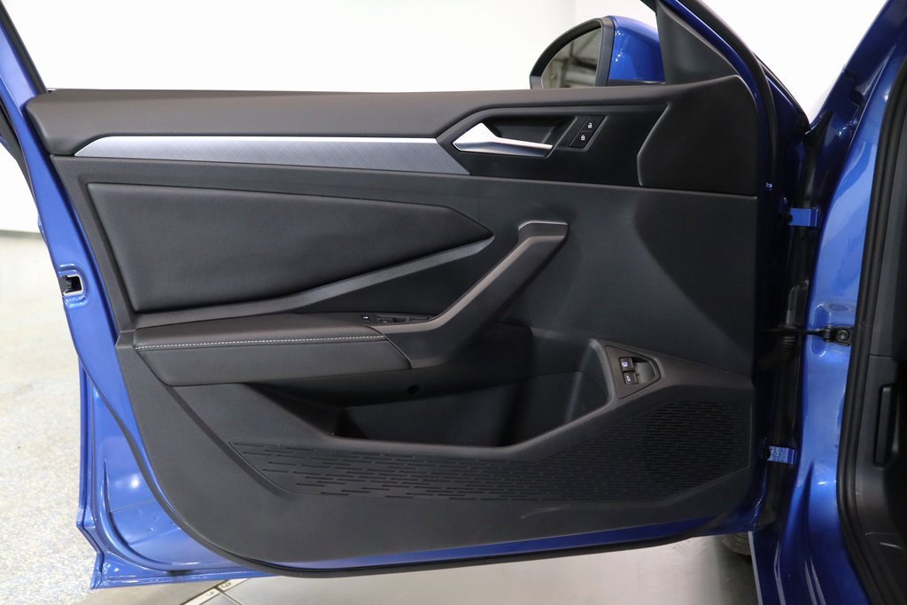 Used 2024 Volkswagen Jetta SE w/ Panoramic Sunroof Package image 10