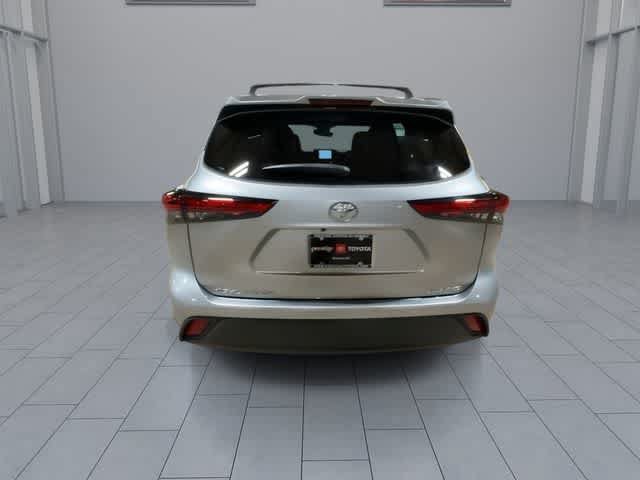 Used 2022 Toyota Highlander XLE AWD/4WD image 7