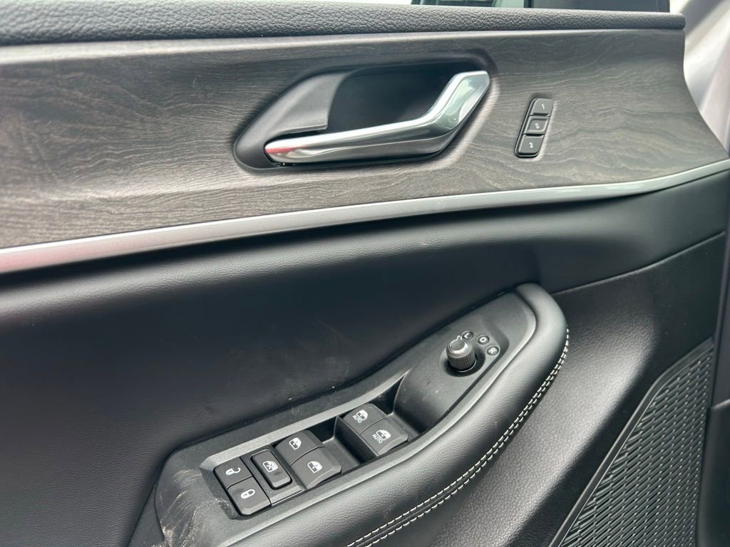 New 2025 Jeep Grand Cherokee Limited w/ Black Appearance Package image 12