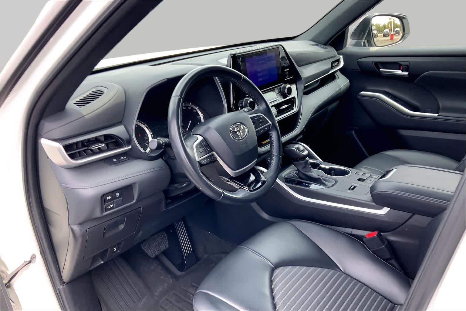 Used 2023 Toyota Highlander XSE FWD image 18