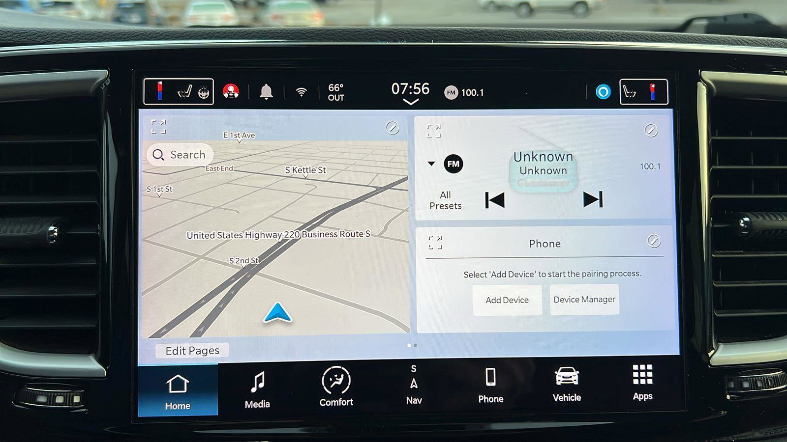 Used 2022 Chrysler Voyager LX image 27