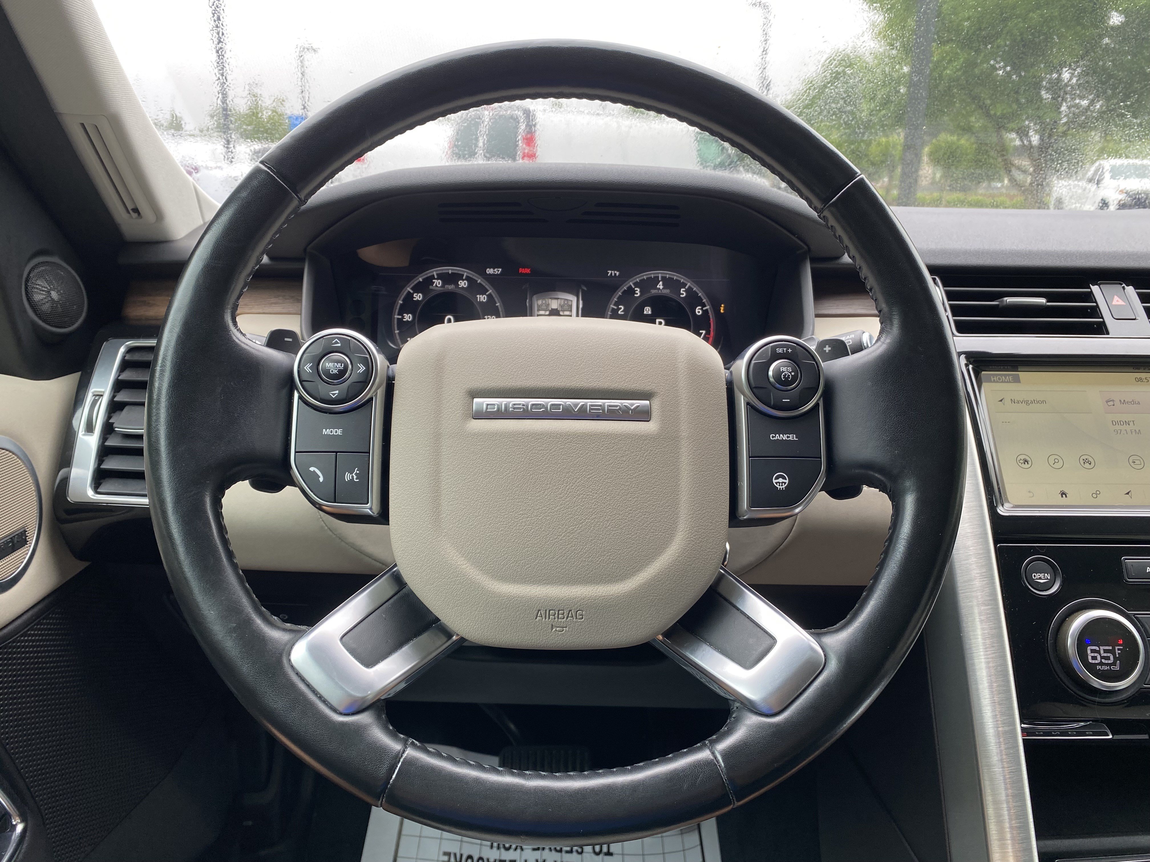 Used 2018 Land Rover Discovery HSE AWD/4WD image 16
