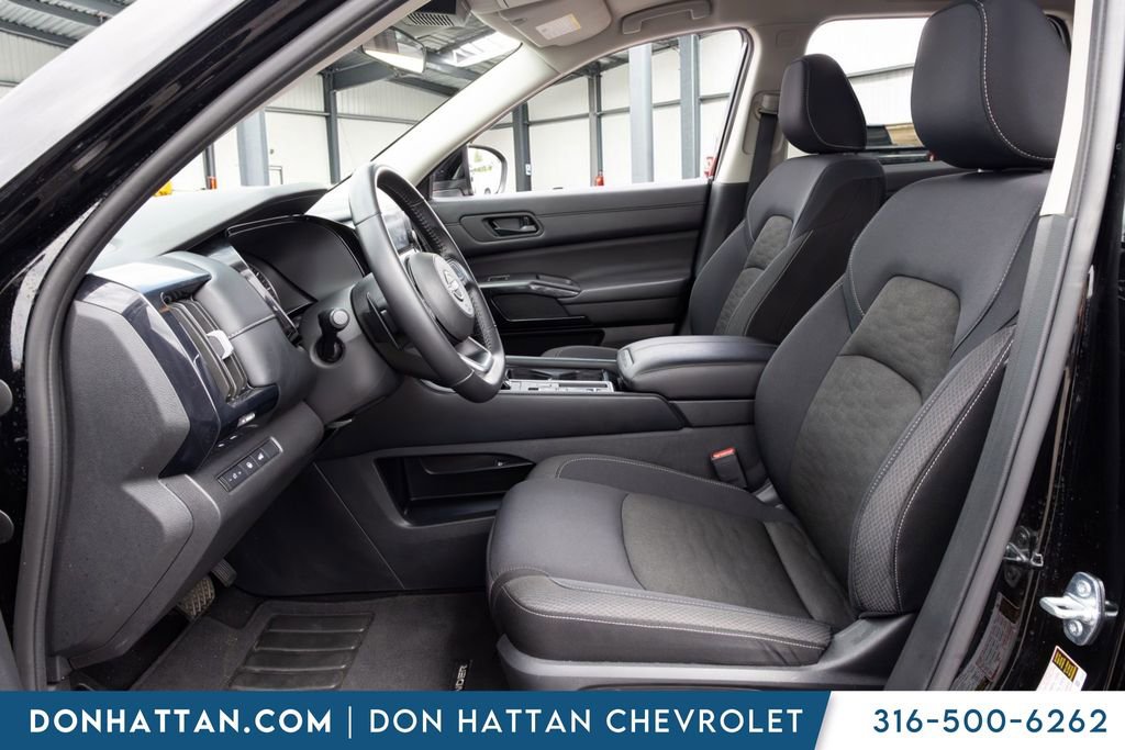 Used 2025 Nissan Pathfinder SV FWD image 3