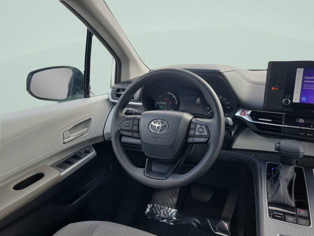 Used 2025 Toyota Sienna LE image 12