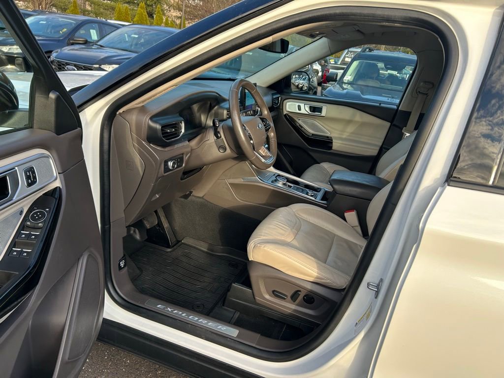 Certified 2022 Ford Explorer Platinum w/ Equipment Group 601A image 15