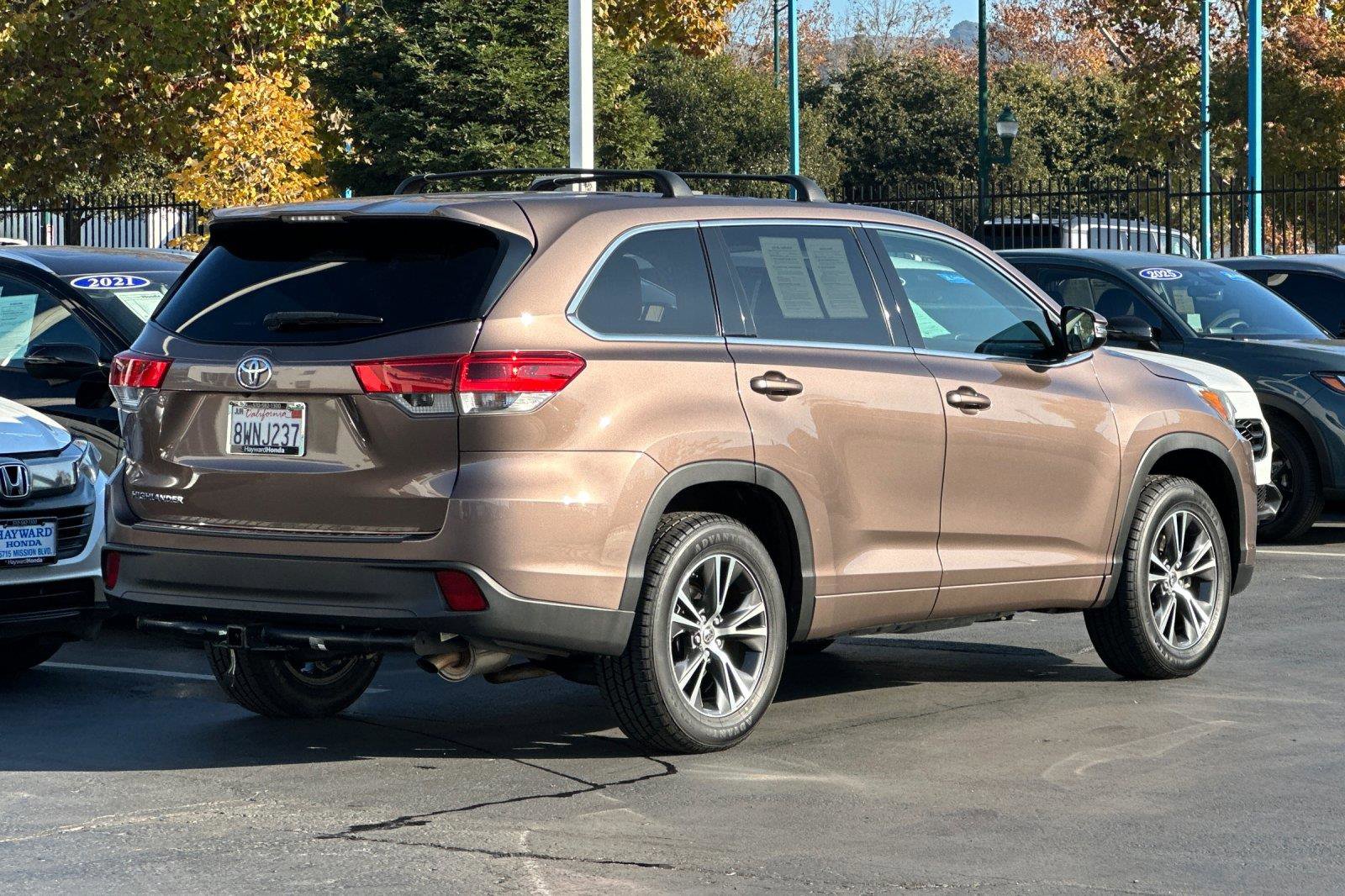 Used 2018 Toyota Highlander LE w/ Carpet Mat Package (TMS) image 3
