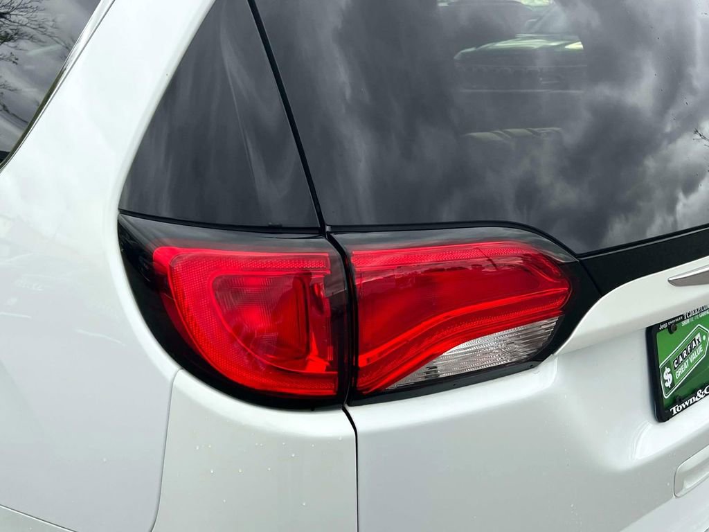 Certified 2021 Chrysler Voyager Lxi image 9