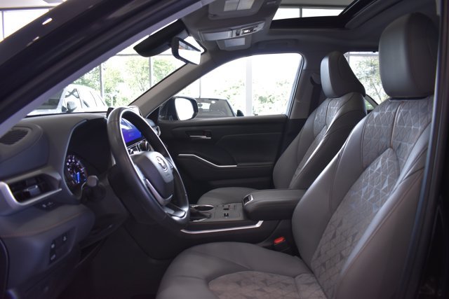 Used 2023 Toyota Highlander Bronze Edition FWD image 10
