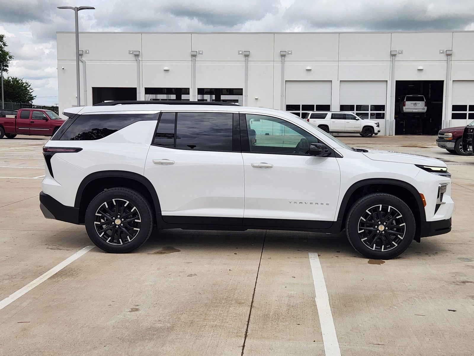 New 2026 Chevrolet Traverse LT w/ Sun and Wheel Package FWD image 7
