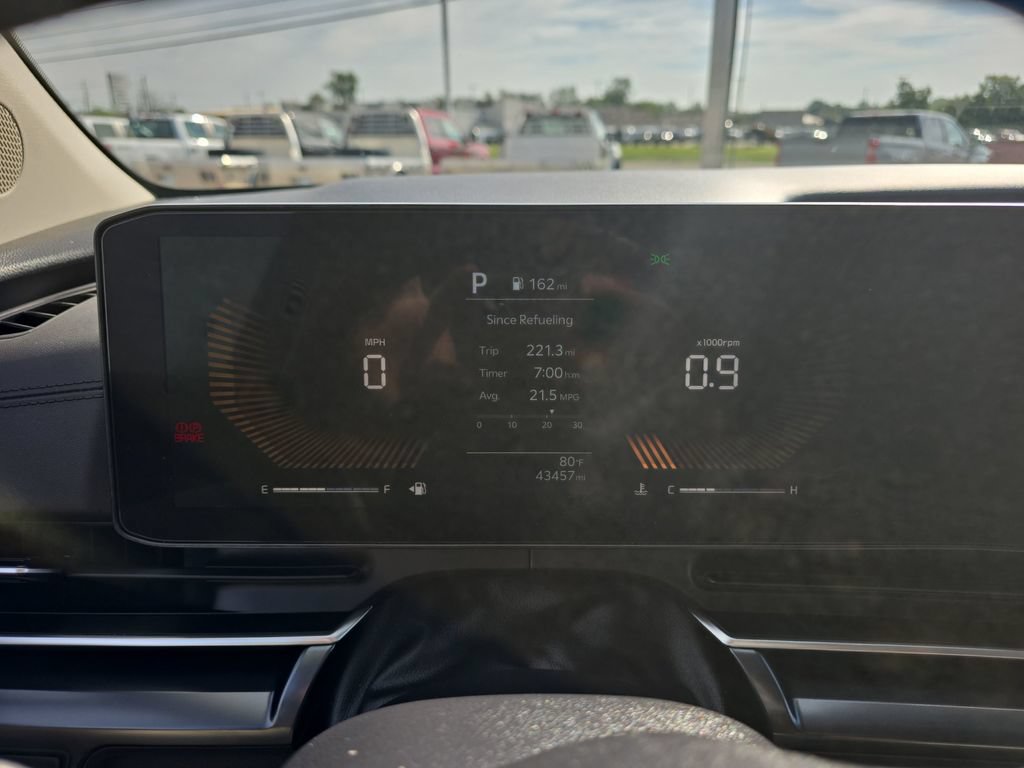 Used 2025 Kia Carnival FWD image 27