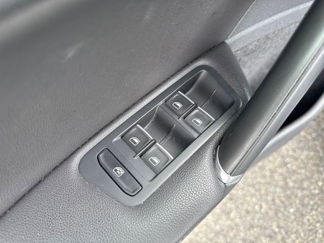 Used 2015 Volkswagen Golf S FWD image 25