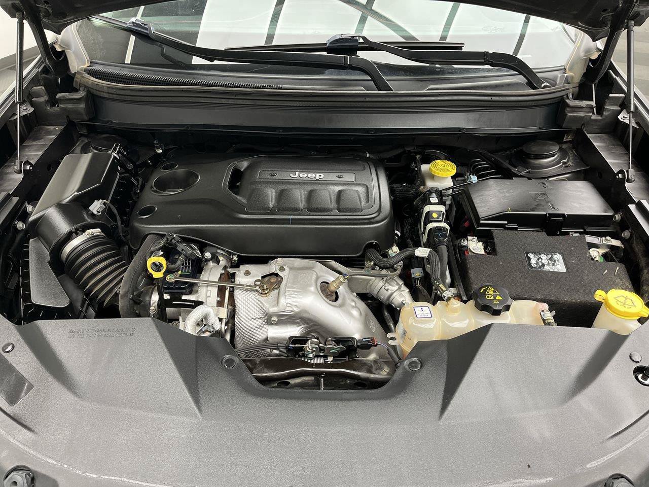 Used 2019 Jeep Cherokee Trailhawk AWD/4WD image 28