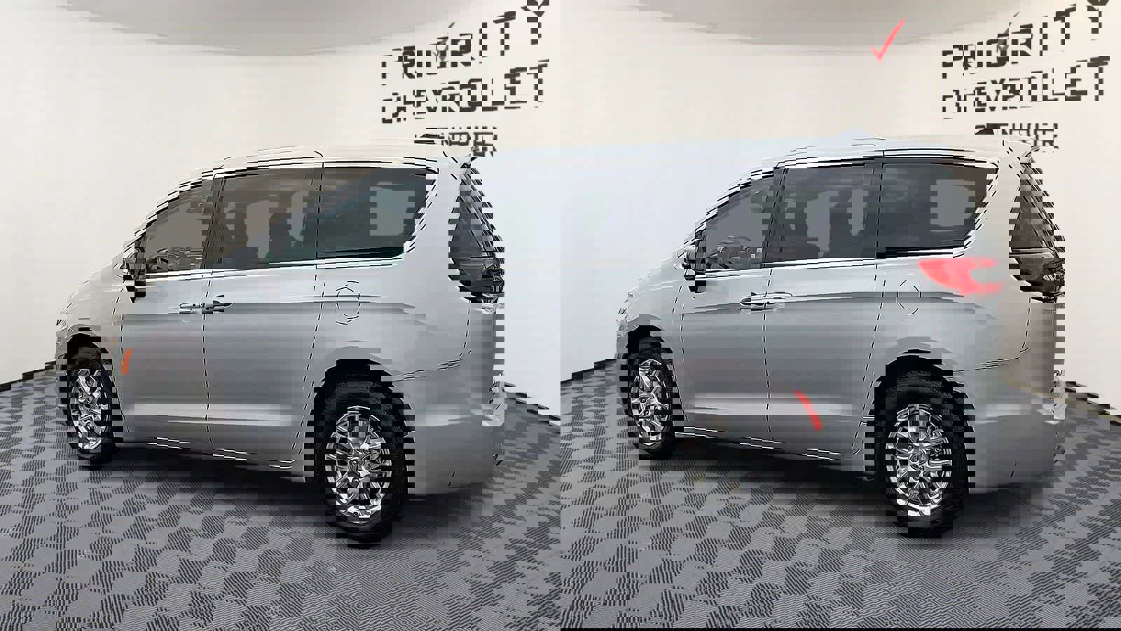 Used 2023 Chrysler Pacifica Touring-L image 6