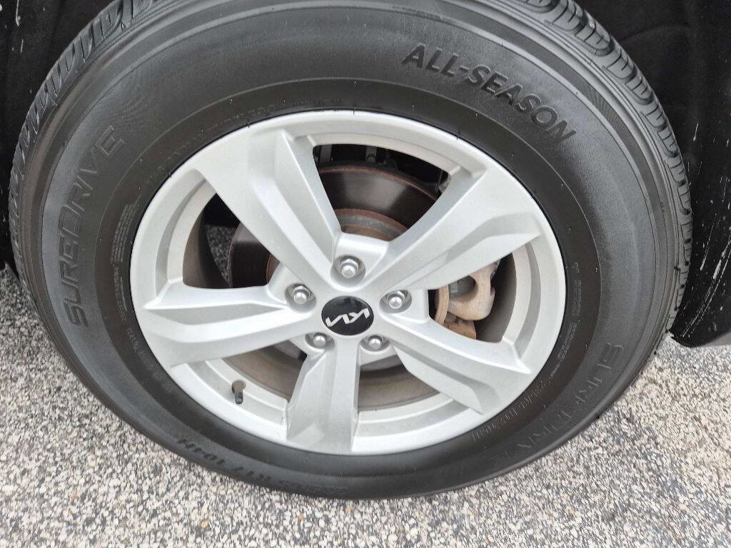 Used 2022 Kia Sorento LX image 15