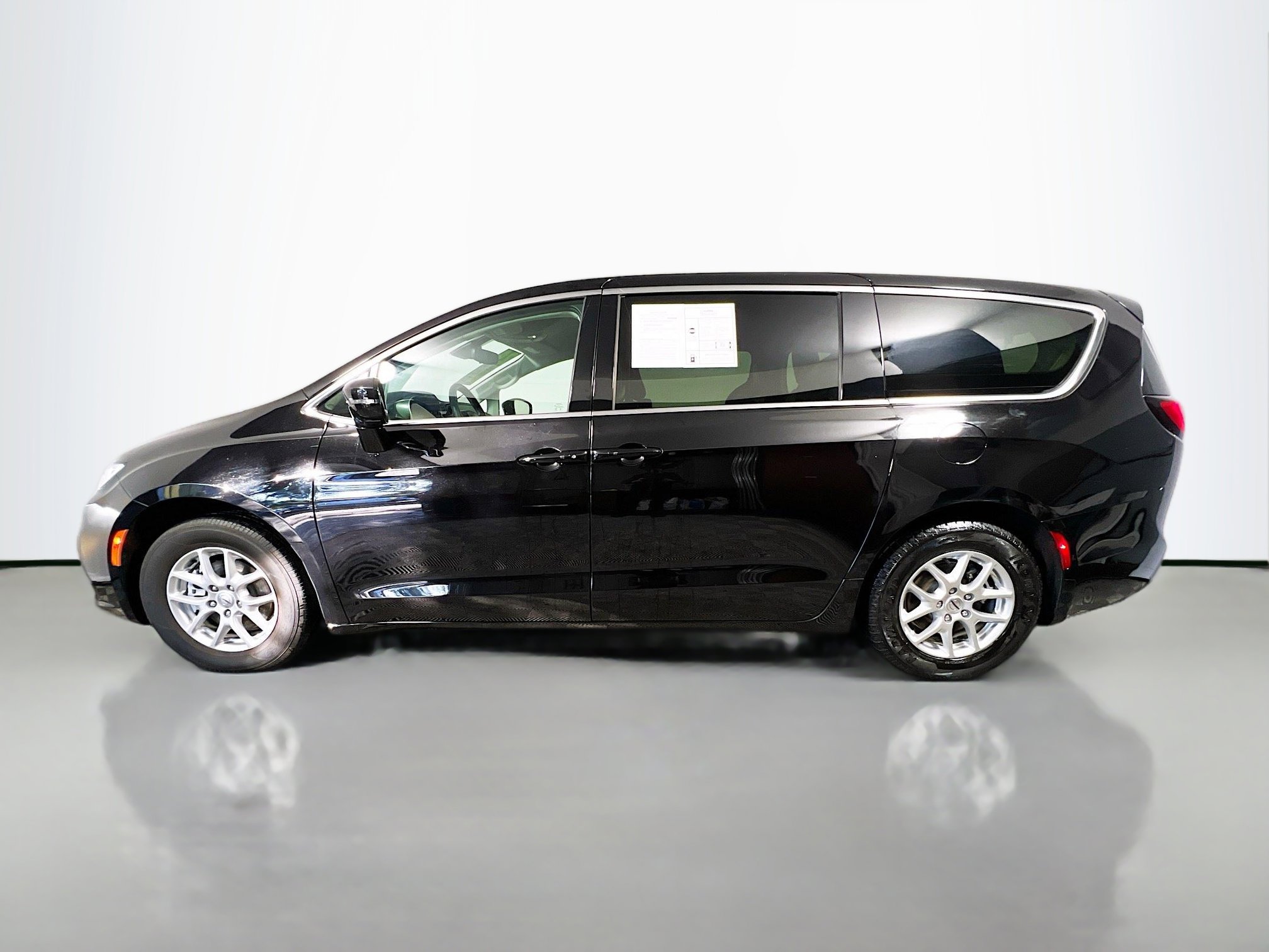 Used 2024 Chrysler Pacifica Touring-L image 9