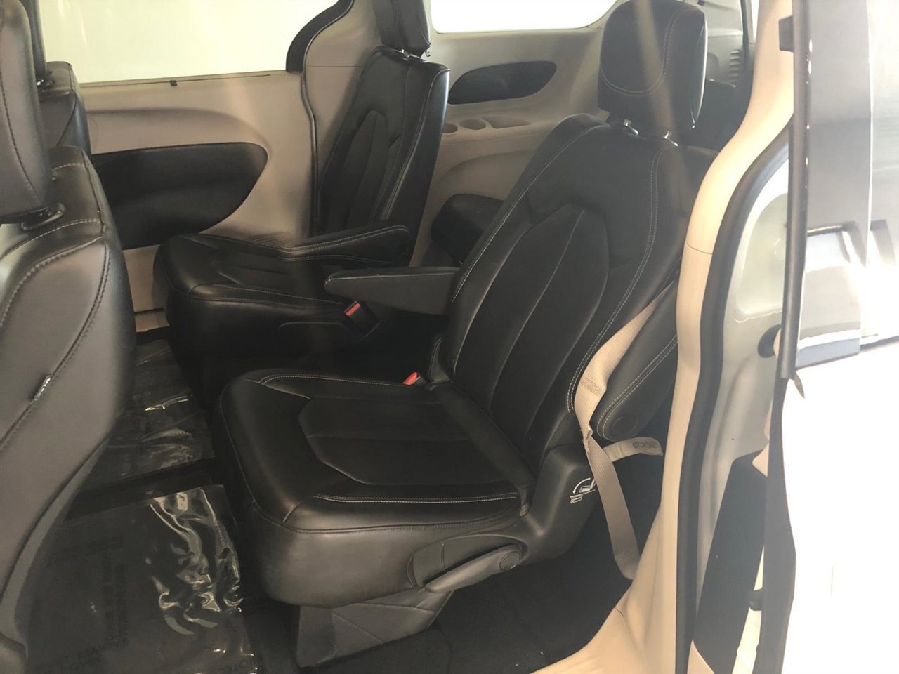 Used 2023 Chrysler Pacifica Touring-L image 9