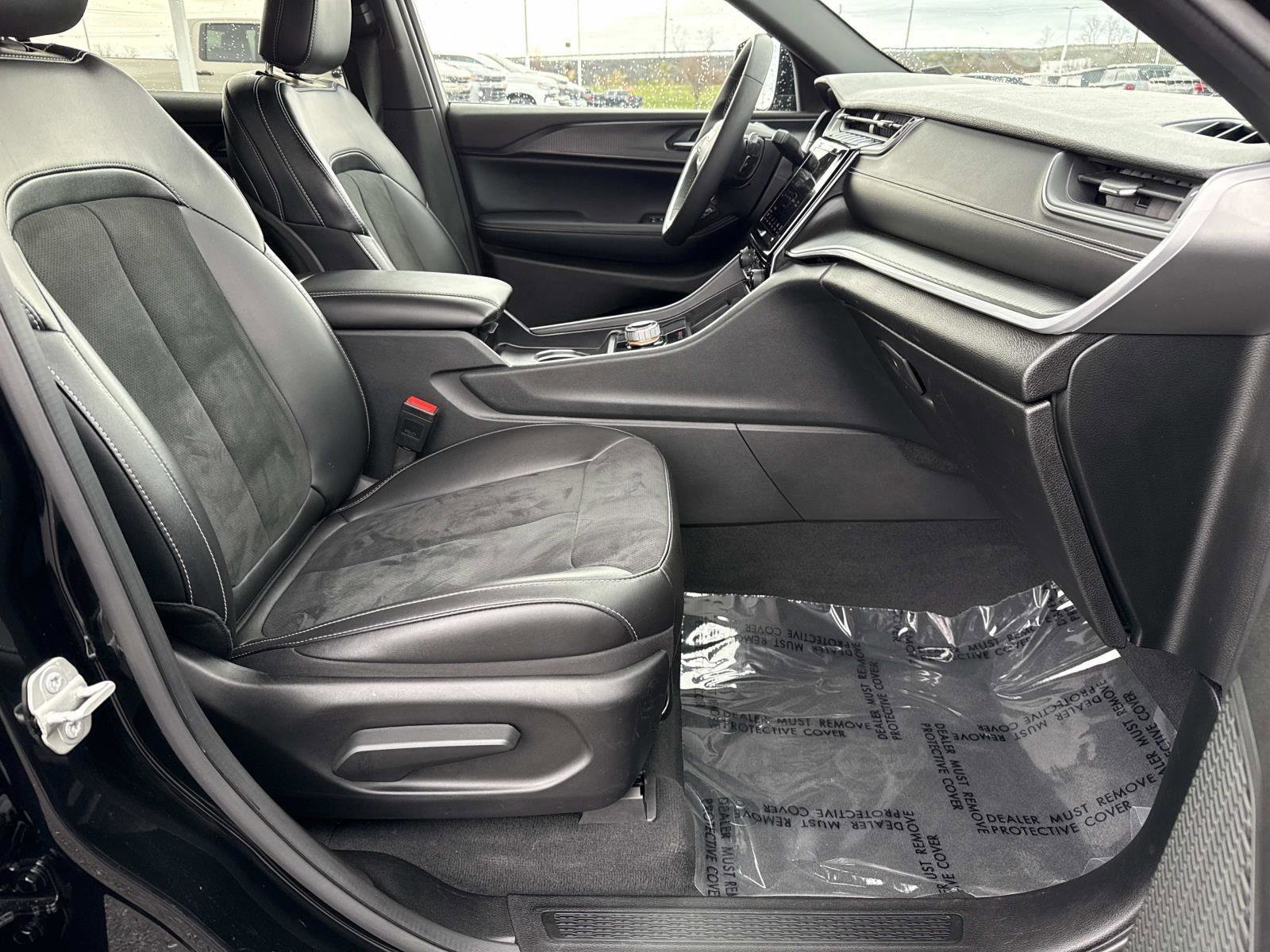 Used 2024 Jeep Grand Cherokee L Laredo image 19