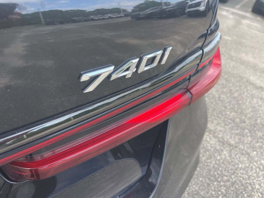 Used 2021 BMW 740i w/ M Sport Package image 28