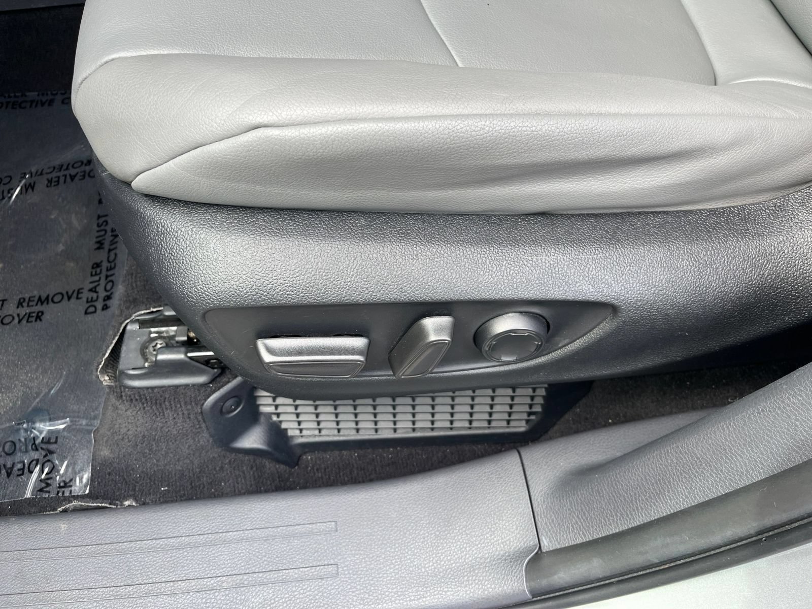 Used 2023 Toyota Sienna XLE FWD image 22