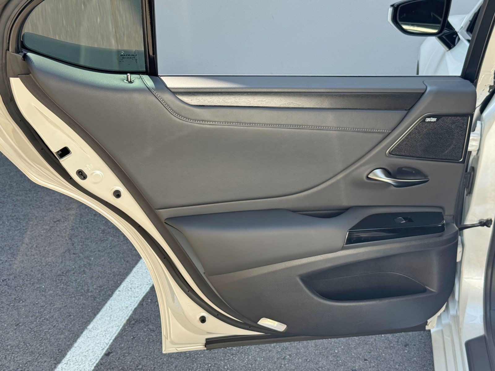 Used 2024 Lexus ES 300h w/ Accessory Package (Z2) FWD image 47