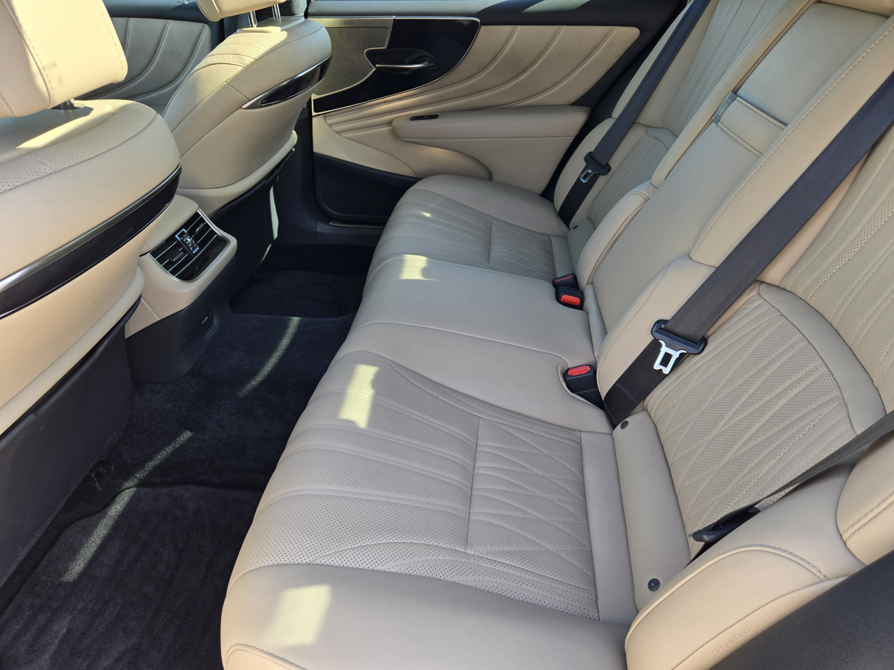 Used 2022 Lexus LS 500 w/ Interior Upgrade Package RWD image 32