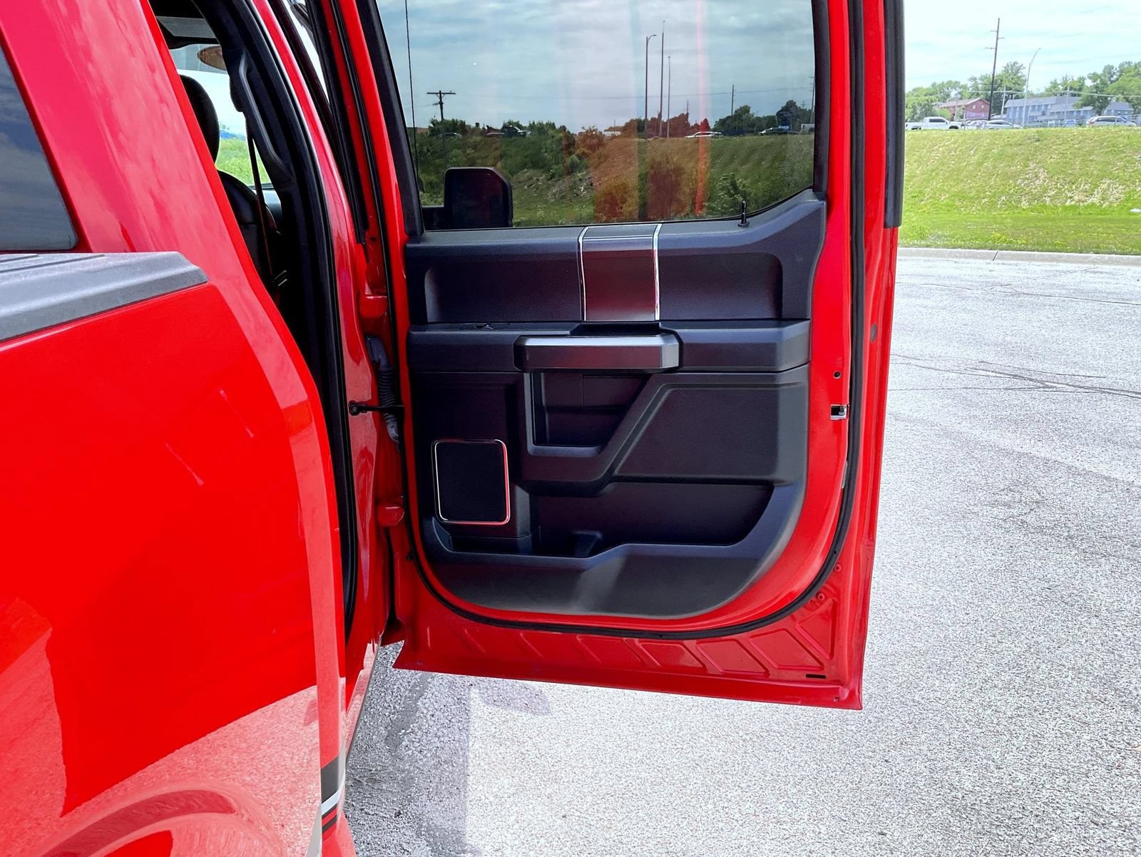 Used 2019 Ford F150 Lariat w/ Equipment Group 502A Luxury AWD/4WD image 17