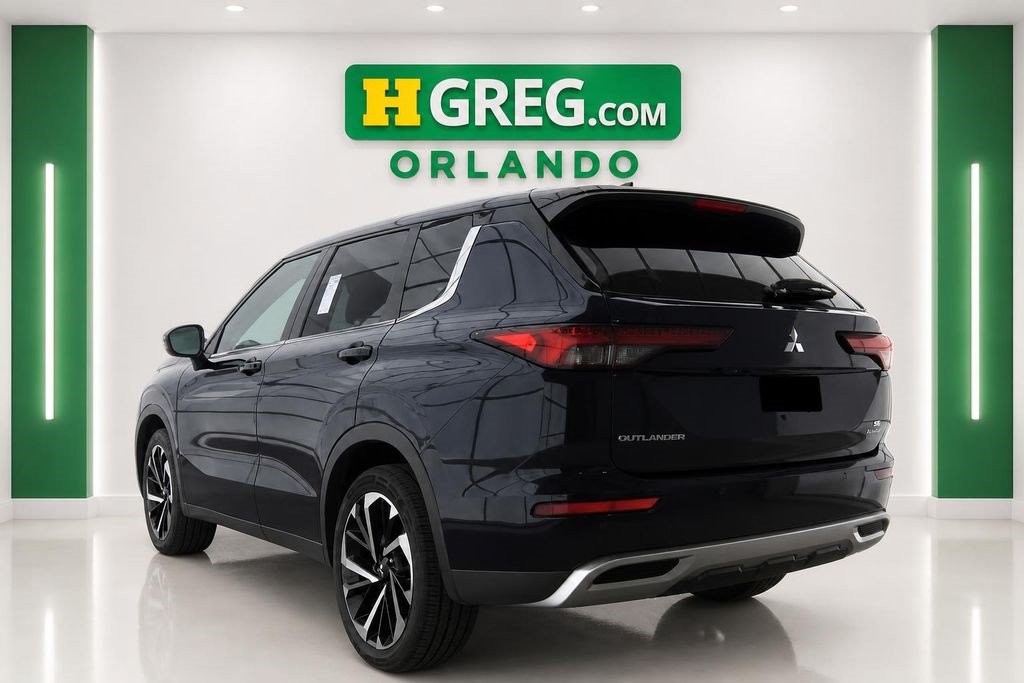 Used 2023 Mitsubishi Outlander SE FWD image 2