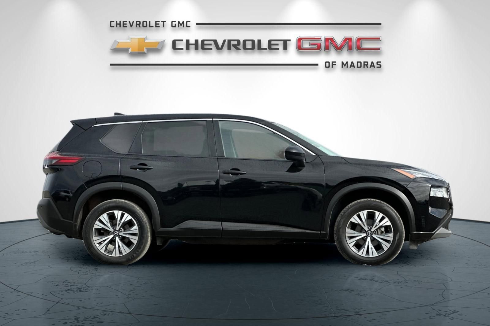 Used 2023 Nissan Rogue SV image 2