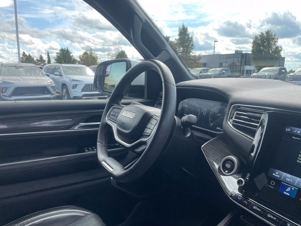 Used 2022 Jeep Wagoneer Series III AWD/4WD image 30
