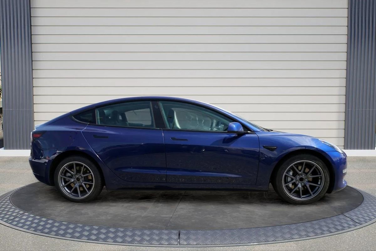 Used 2023 Tesla Model 3 Standard Range image 8