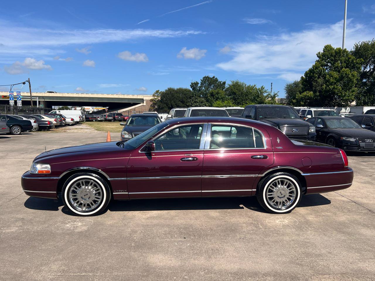 Used 2006 Lincoln Town Car Signature RWD image 3