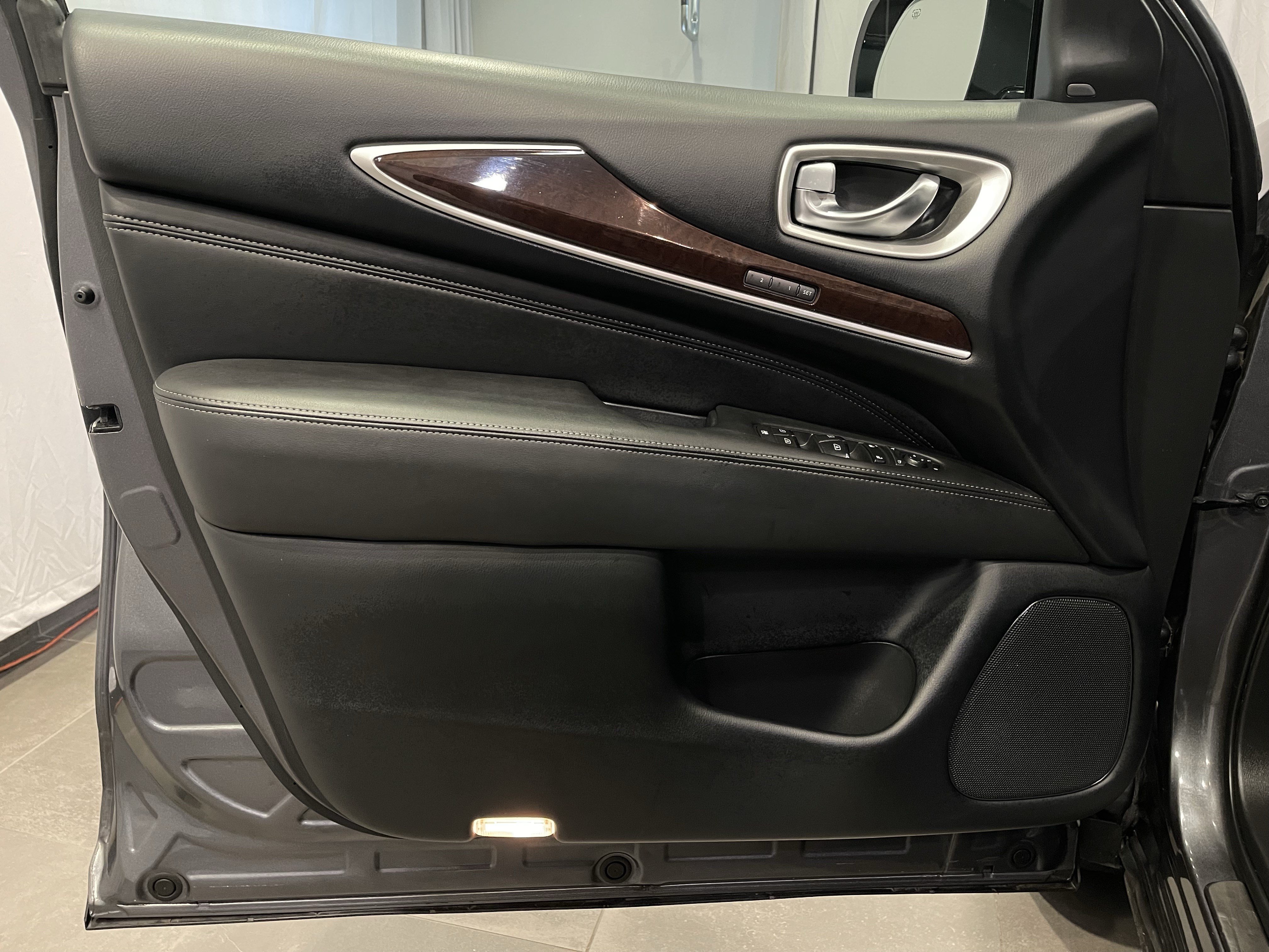 Used 2019 INFINITI QX60 Luxe w/ Sensory Package AWD/4WD image 12