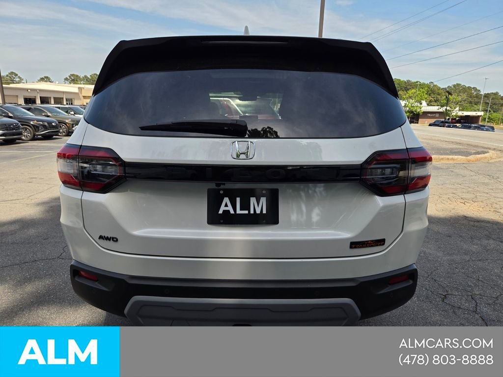 Used 2025 Honda Pilot TrailSport image 11