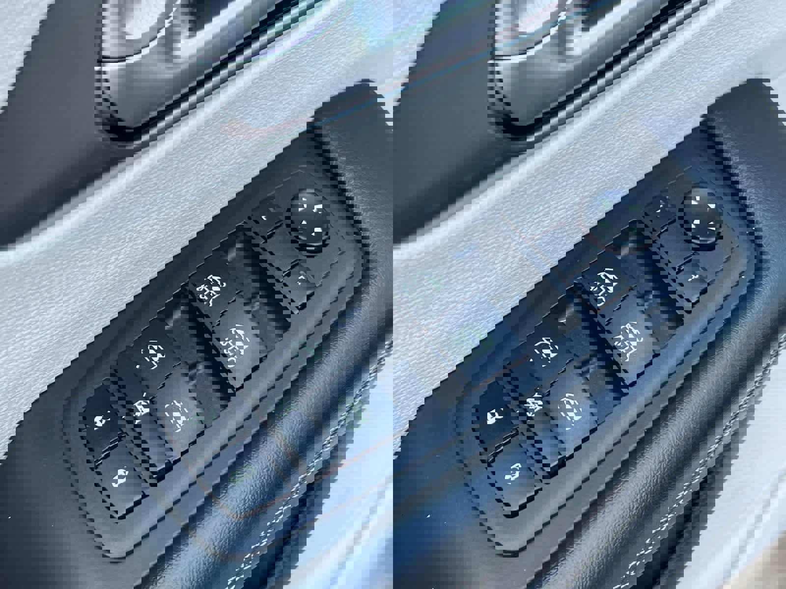 Used 2023 Chrysler Pacifica Touring-L image 14