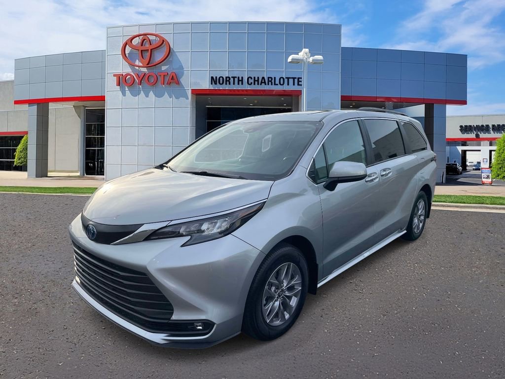 Used 2025 Toyota Sienna XLE image 5
