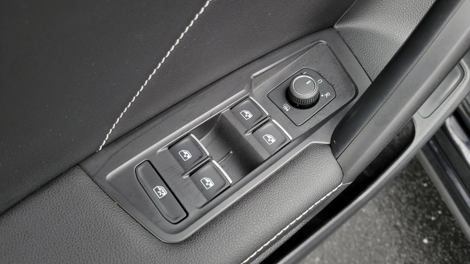 Used 2022 Volkswagen Tiguan SE w/ Panoramic Sunroof Package image 18