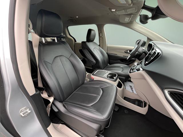 Used 2024 Chrysler Pacifica Touring-L FWD image 36