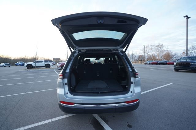 Used 2025 Jeep Grand Cherokee Laredo w/ Luxury Tech Group I image 17