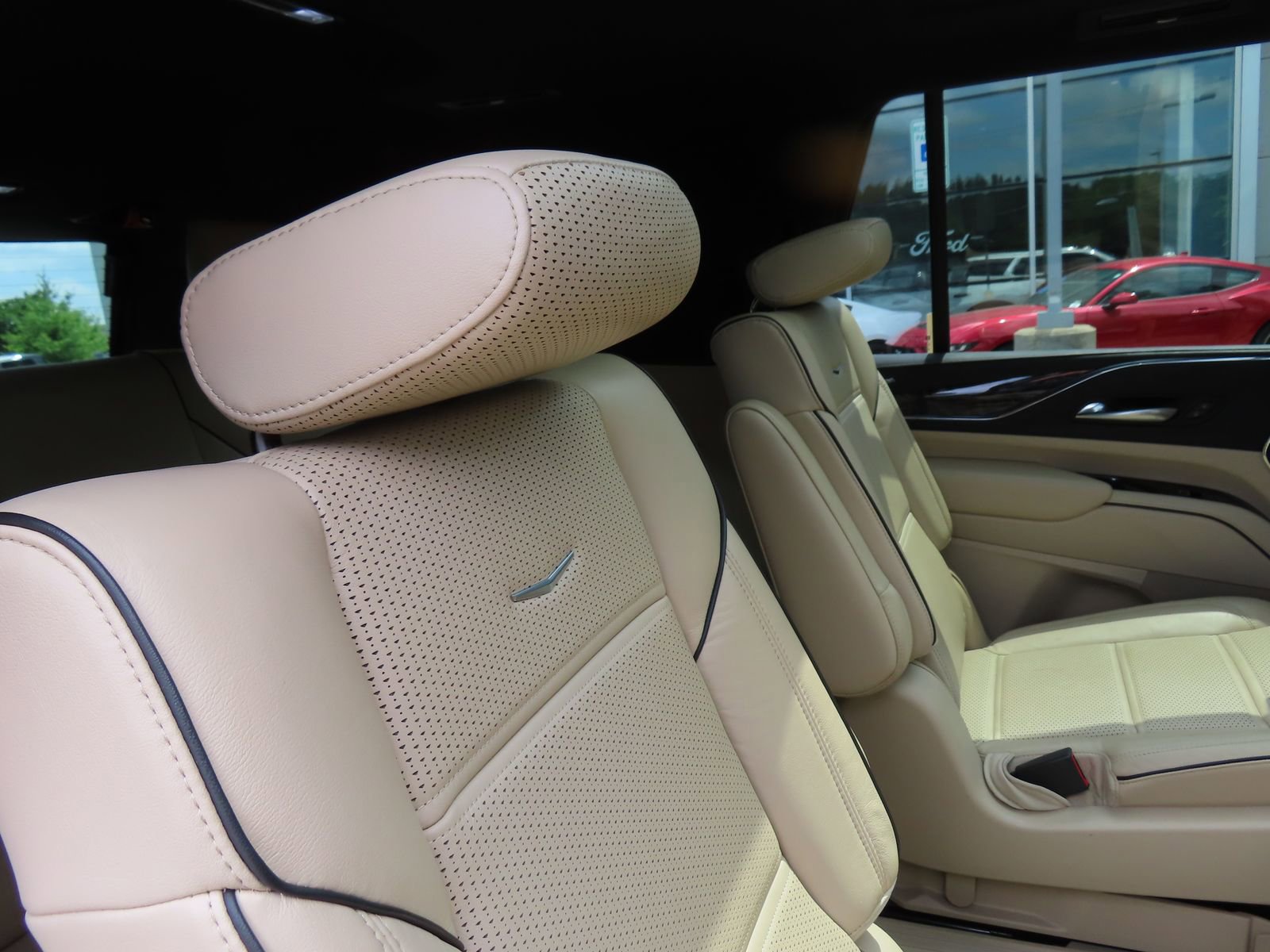 Used 2021 Cadillac Escalade Premium Luxury w/ Performance Package AWD/4WD image 38