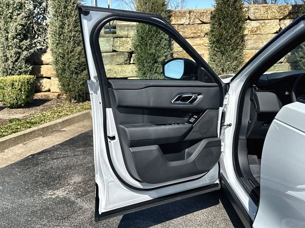 Certified 2025 Land Rover Range Rover Velar Dynamic SE image 17