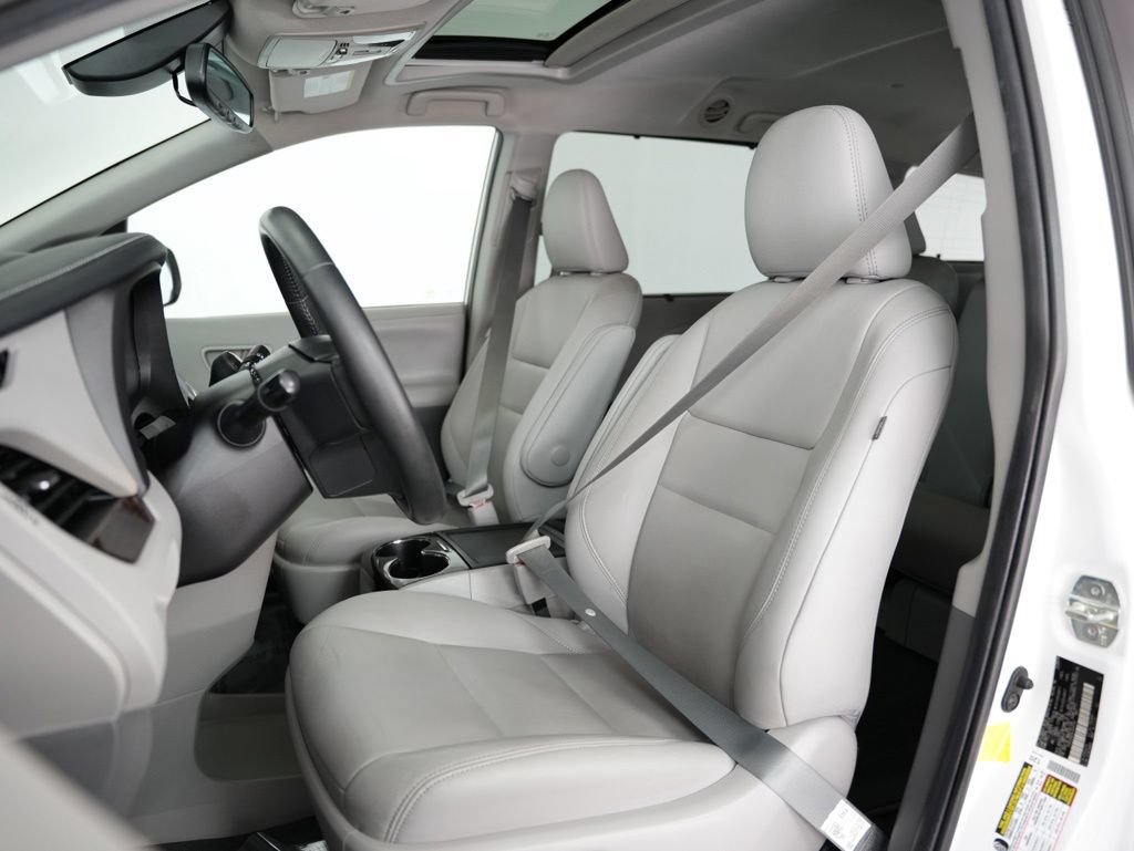 Used 2020 Toyota Sienna XLE w/ XLE Navigation Package FWD image 41