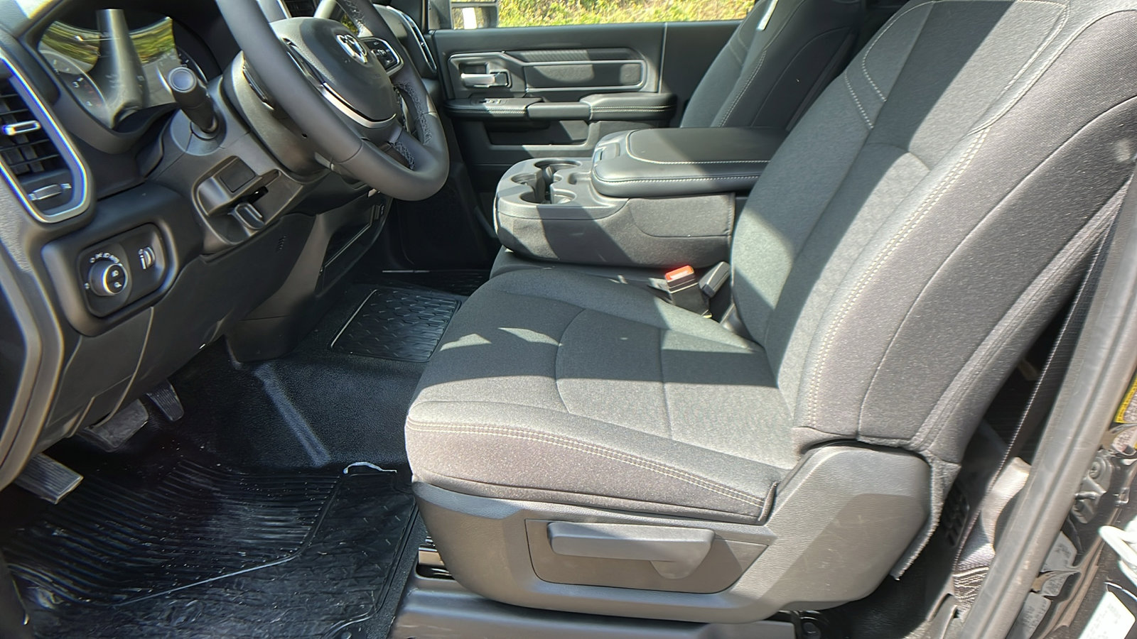 New 2025 RAM 5500 4x4 Regular Cab image 17