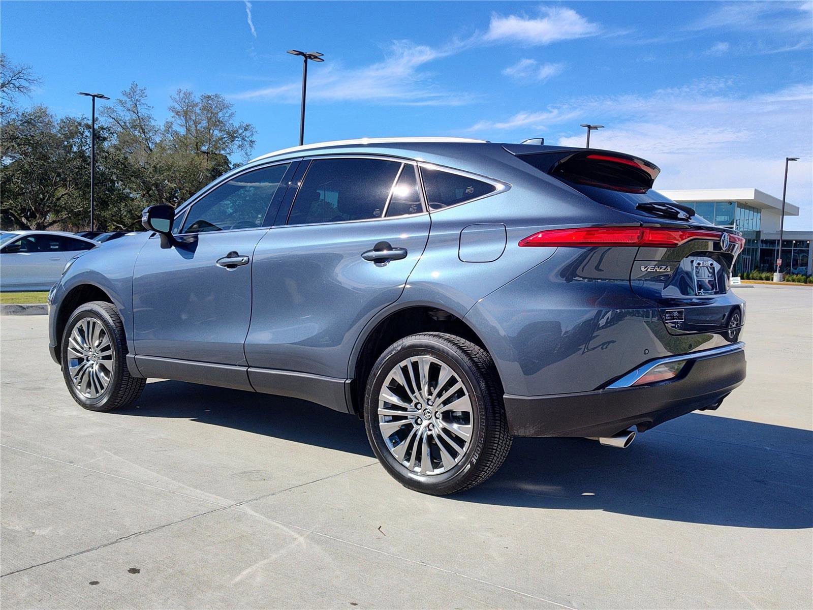 Used 2024 Toyota Venza XLE image 4