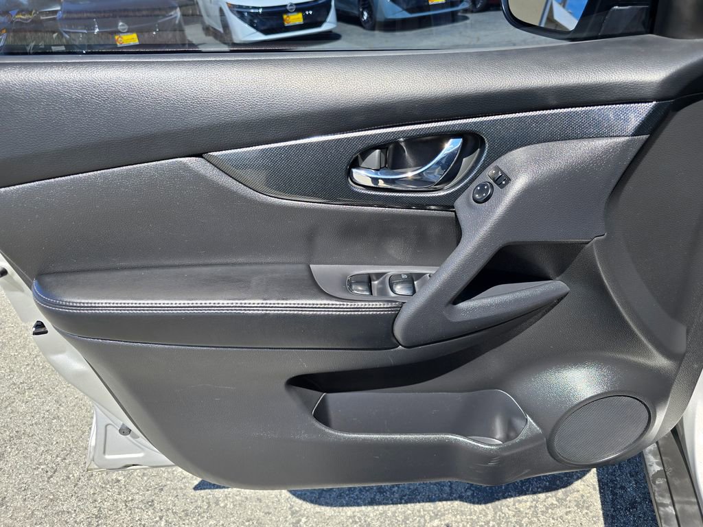 Used 2015 Nissan Rogue SL image 25