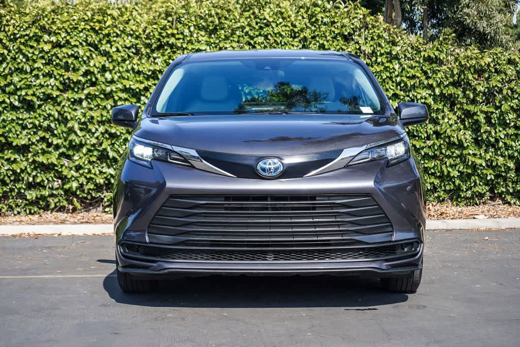 Used 2025 Toyota Sienna LE FWD image 2