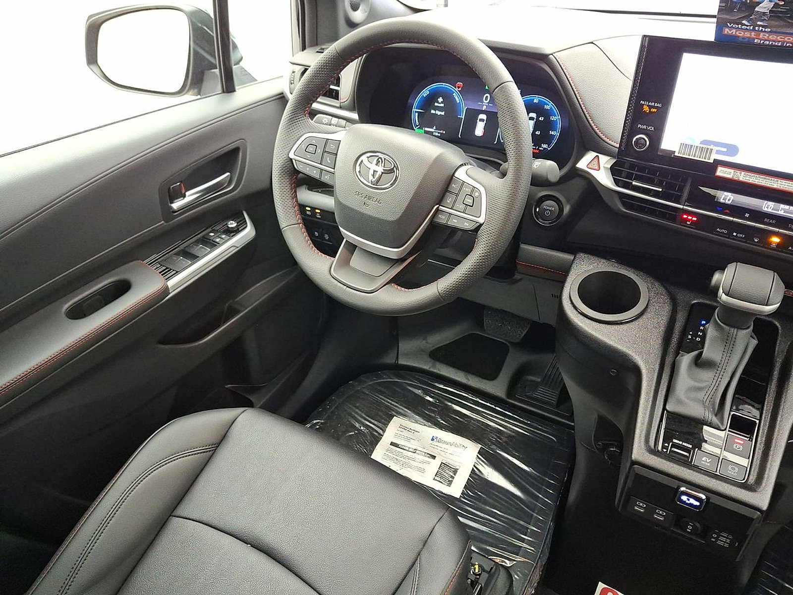 Used 2025 Toyota Sienna XSE image 15