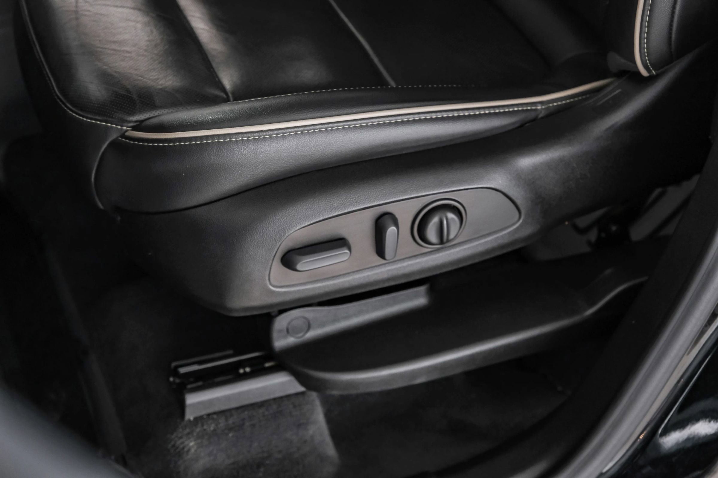 Used 2022 Chevrolet Traverse Premier w/ Redline Edition FWD image 40